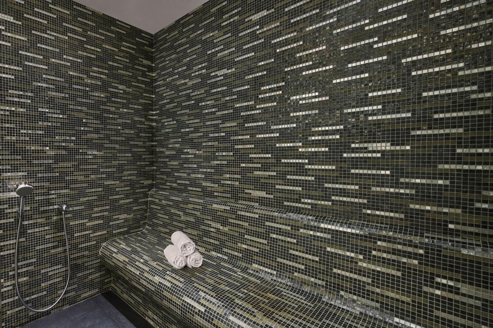 Jw Marriott Hotel Istanbul Marmara Sea ภายนอก รูปภาพ A shower room