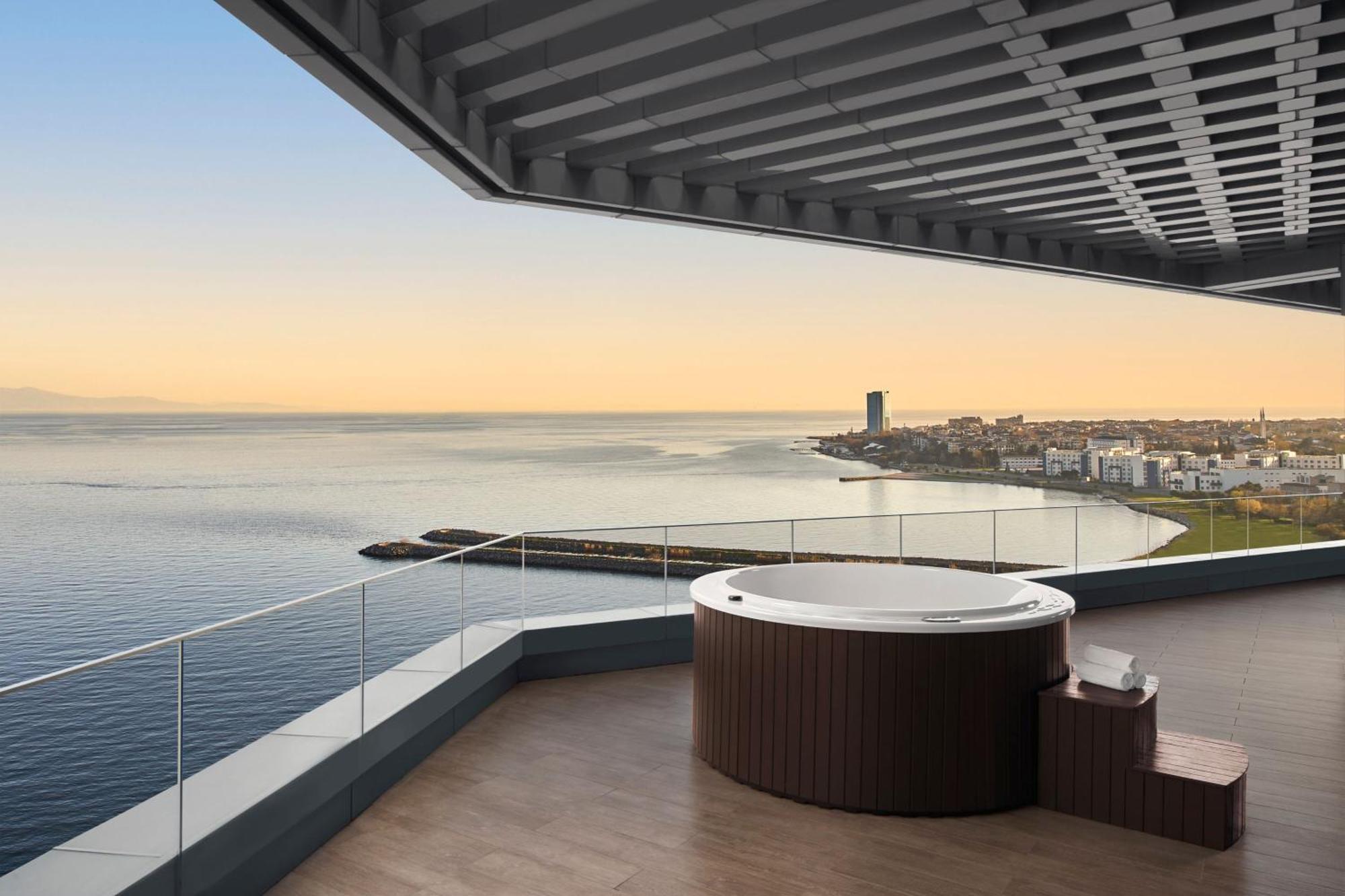 Jw Marriott Hotel Istanbul Marmara Sea ภายนอก รูปภาพ A hot tub on a balcony