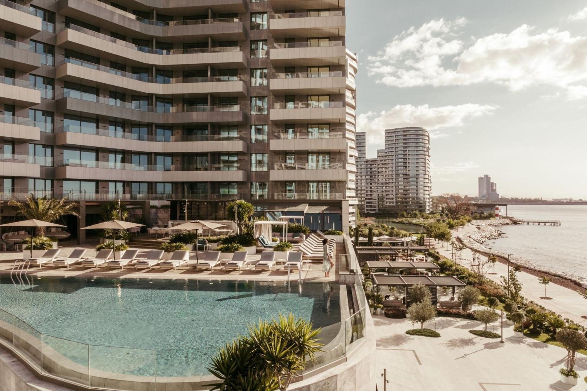 Jw Marriott Hotel Istanbul Marmara Sea ภายนอก รูปภาพ The pool at the Ritz-Carlton, South Beach