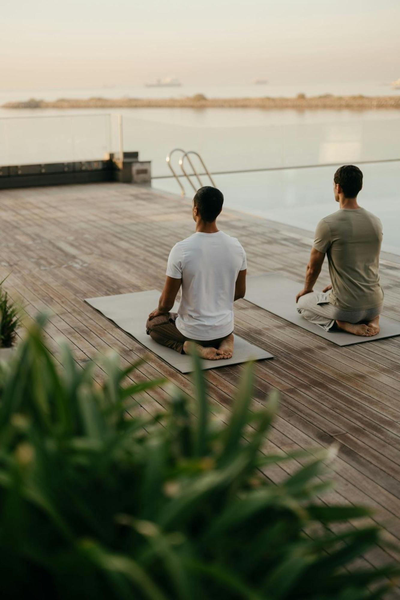 Jw Marriott Hotel Istanbul Marmara Sea ภายนอก รูปภาพ Two men meditating