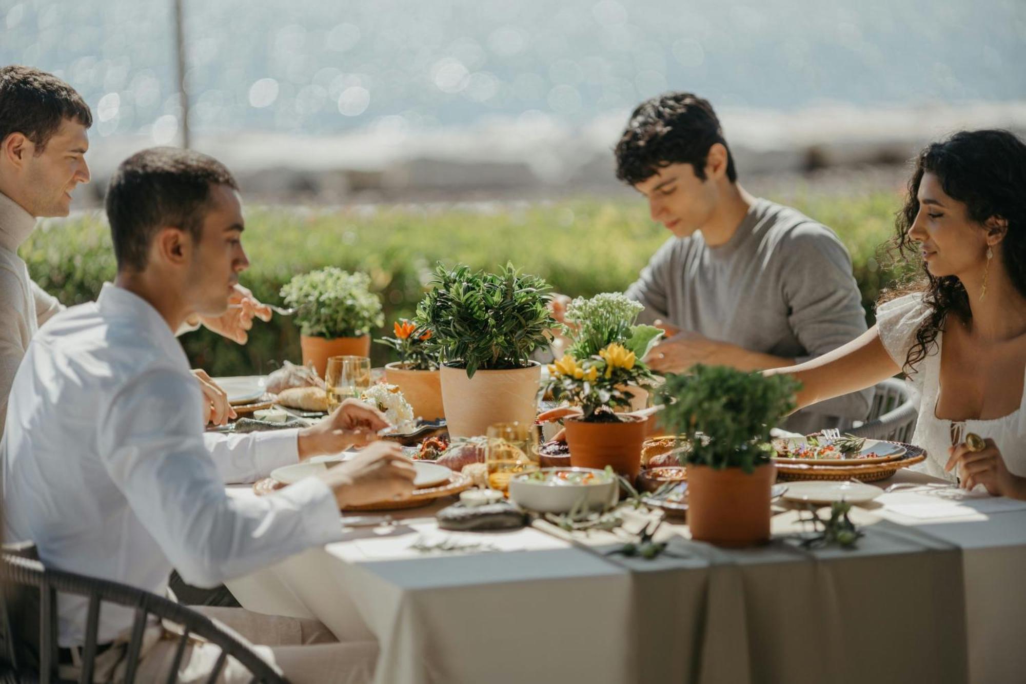 Jw Marriott Hotel Istanbul Marmara Sea ภายนอก รูปภาพ A family meal
